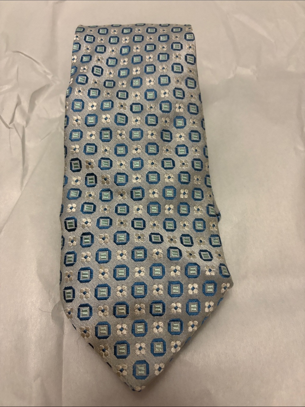 Hugo Boss Men's Silver Tie with Blue Geometric Pattern